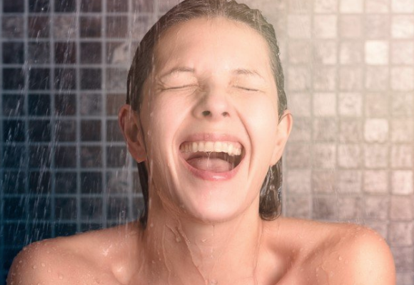 Duş alırken yapmamanız gereken 8 şey! Cildiniz zarar görüyor olabillir - Resim: 1