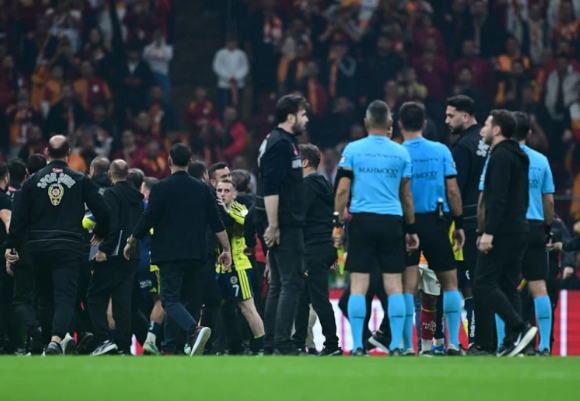 Galatasaray-Fenerbahçe derbisi biter bitmez kavga çıktı - Resim: 5
