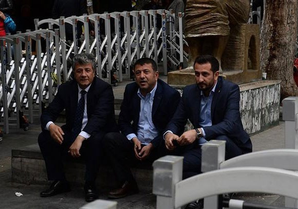 Polis müdahale etti CHP'li vekiller bariyer yıktı - Resim: 4