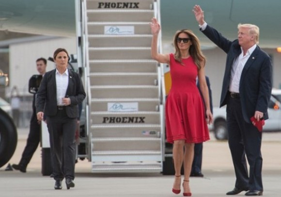 Melania baktı olacak gibi değil kürsüye çıkıp döktürdü! - Resim: 1