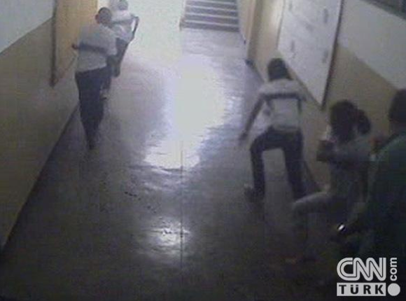 Okuldaki silahlı saldırının dehşet anları! - Resim: 2