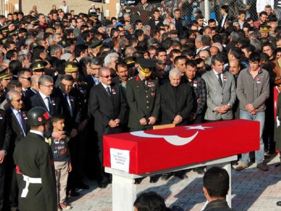 Şehit çavuş gözyaşlarıyla uğurlandı - Resim: 3