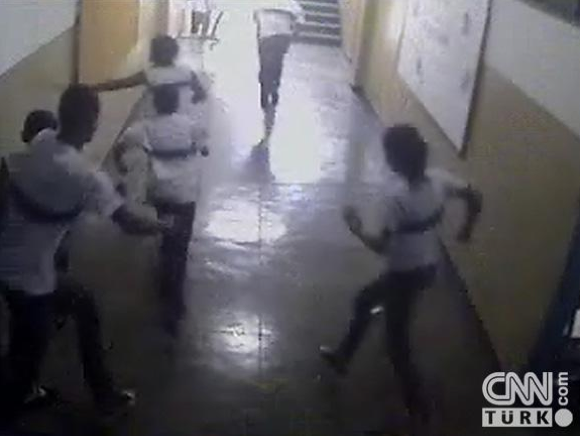 Okuldaki silahlı saldırının dehşet anları! - Resim: 3