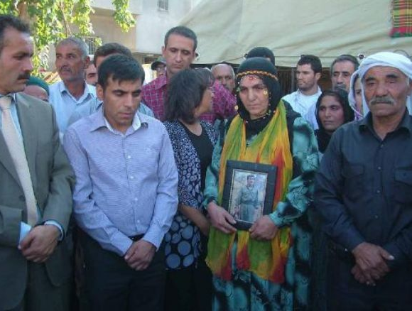 Terörist taziyesinde polisle çatıştılar! - Resim: 4