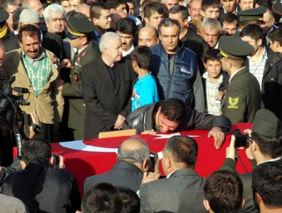 Şehit çavuş gözyaşlarıyla uğurlandı - Resim: 1