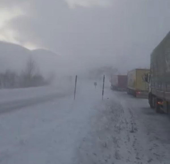 Çığ nedeniyle Kayseri yolu ulaşıma kapandı - Resim: 0
