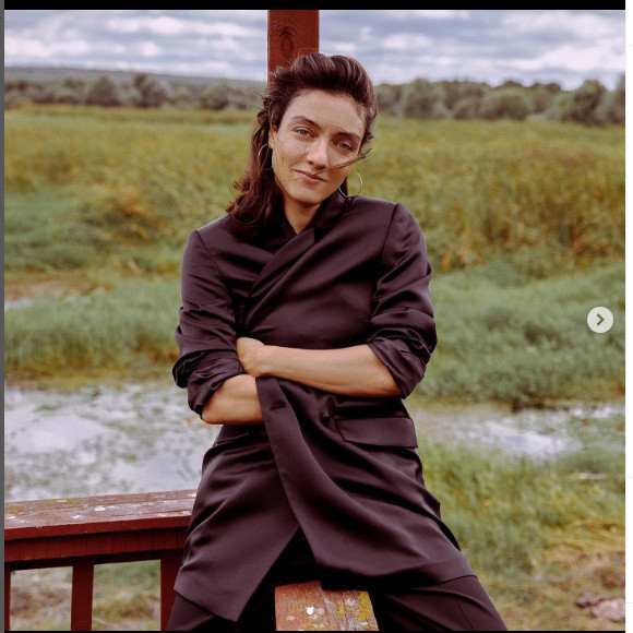 Merve Dizdar yine başrolü kaptı! Yeni dizisindeki rolü ağızları açık bırakacak - Resim: 1