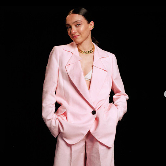 Merve Dizdar yine başrolü kaptı! Yeni dizisindeki rolü ağızları açık bırakacak - Resim: 0