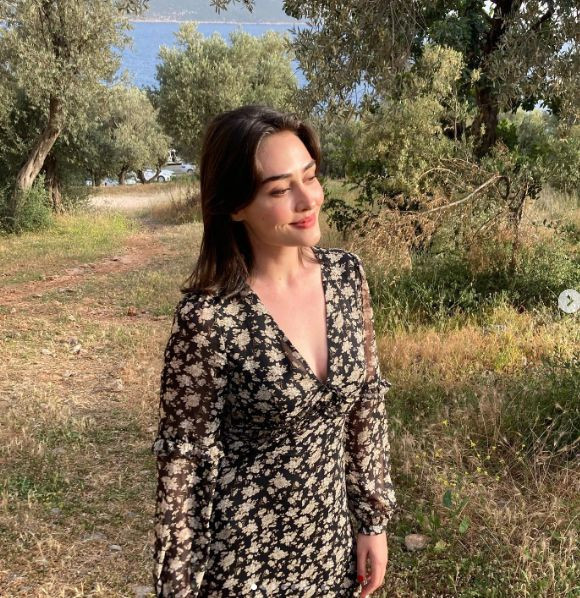 Esra Bilgiç de Disney'de yerini aldı: Yeni dizisi "Atatürk"e hazırlanıyor! - Resim: 3