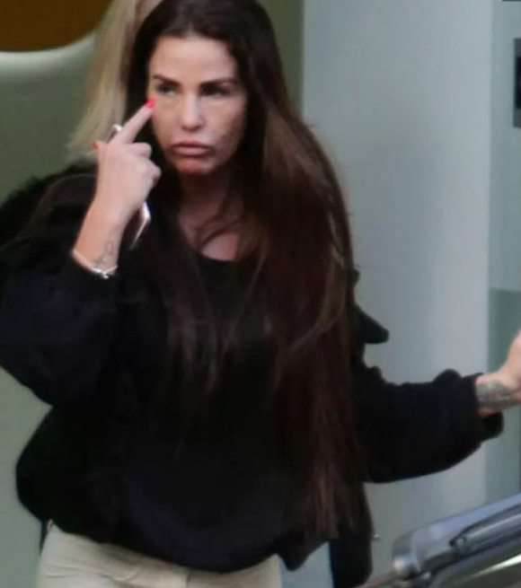 Yara bere içinde! Katie Price'ın yüzü tanınmaz hale geldi - Resim: 3