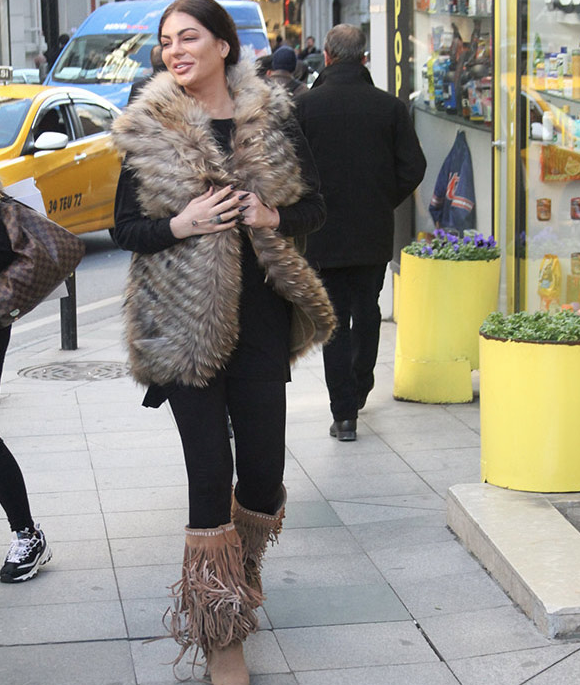 Bakan bir daha baktı! Sosyetik güzelin tırnakları dikkat çekti - Resim: 4