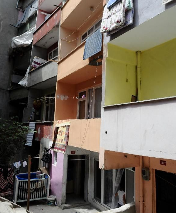 Bayrak satıcısı böyle bir evde oturuyor - Resim: 3