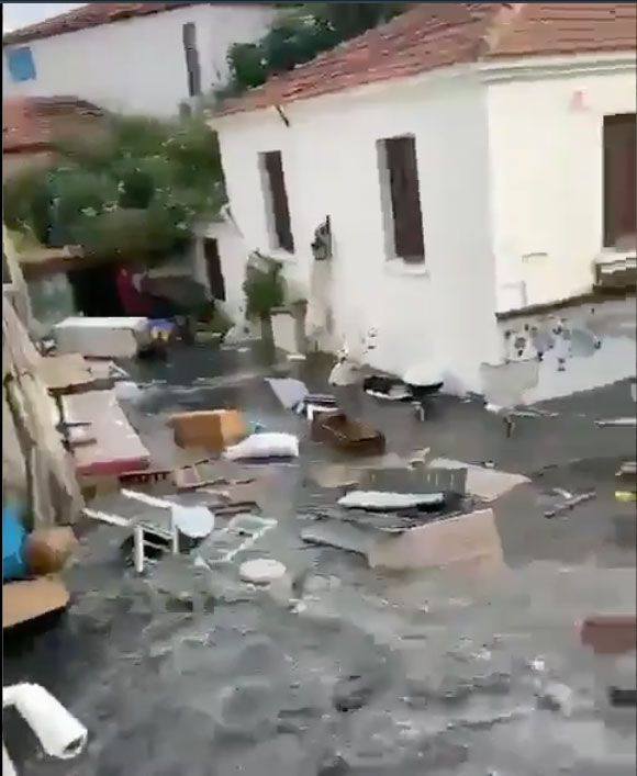 Tsunaminin vurduğu Sığacık'ta şoke eden görüntü! Sandalyeye oturan kadın boğuldu - Resim: 1