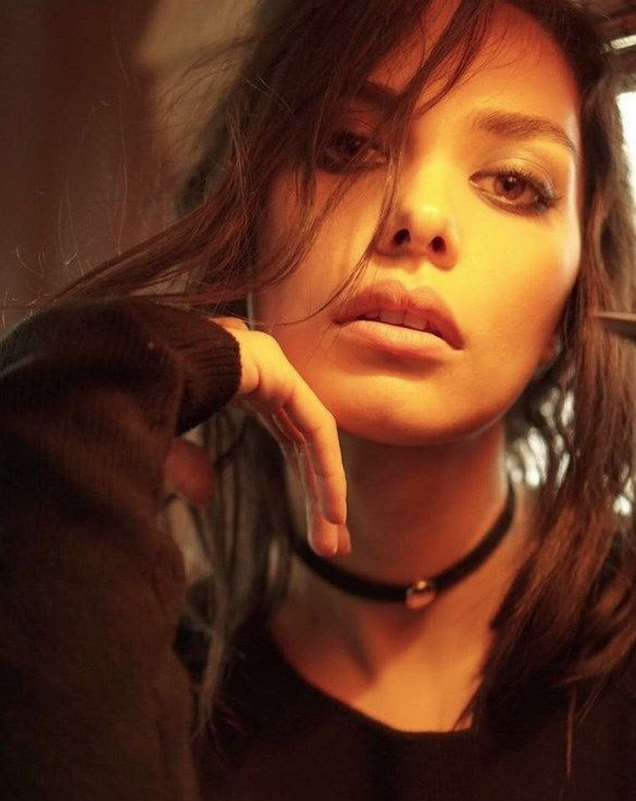 Kara Sevda dizisinin Zeynep'i Hazal Filiz Küçükköse estetikli mi? - Resim: 4