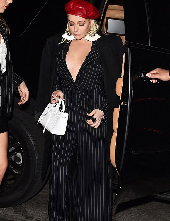 Derin göğüs dekoltesi gözleri şaşı etti - Resim: 1