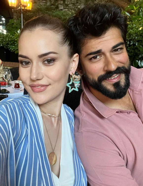 Fahriye Evcen hamilelik halini paylaştı karnı burnunda! Burak Özçivit'ten yorum gecikmedi - Resim: 1