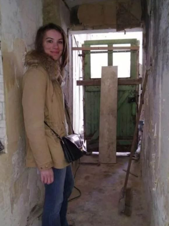 1 Euro'ya satın aldıkları çöplükten farksız mağara evi saraya dönüştürdüler - Resim: 3