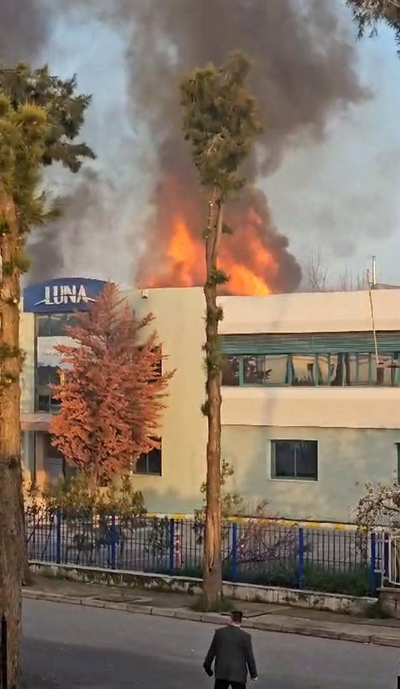 İzmir'de yangın faciası: 1 ölü, 3 ağır yaralı - Resim: 0
