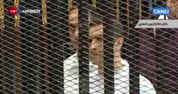 Mübarek kafes içinde ifade veriyor - Resim: 2