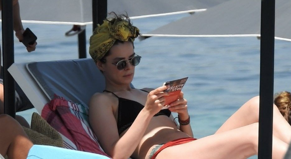 Özge Özpirinçci 'Güzel çekin' deyip denize atladı! - Resim: 1