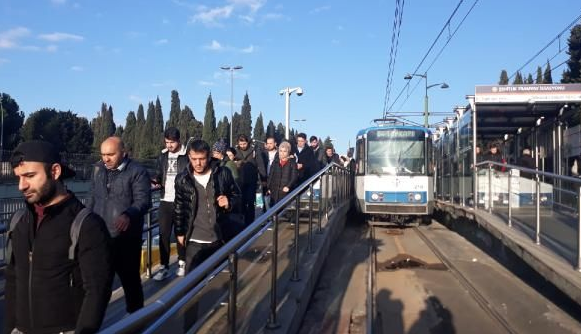 İstanbul'da tramvay seferlerinde arıza! İşe ve okullarına geç kaldılar - Resim: 2