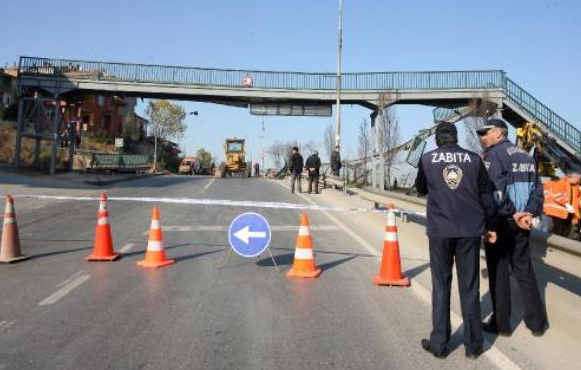 TIR üstgeçidi yıktı geçti! - Resim: 2