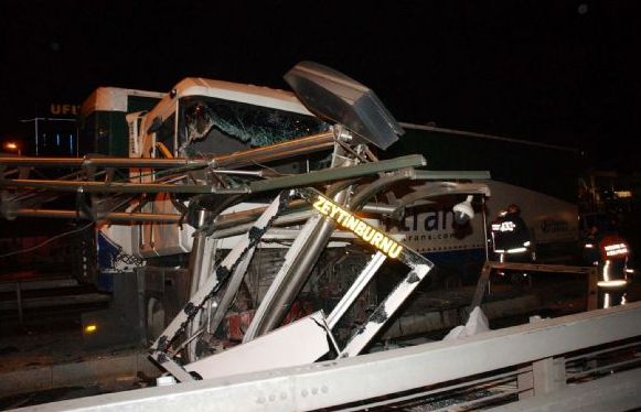 Metrobüs yolunda facia gibi kaza! - Resim: 2