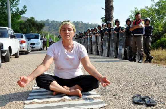 Yıkıma 'yoga'lı protesto! - Resim: 1