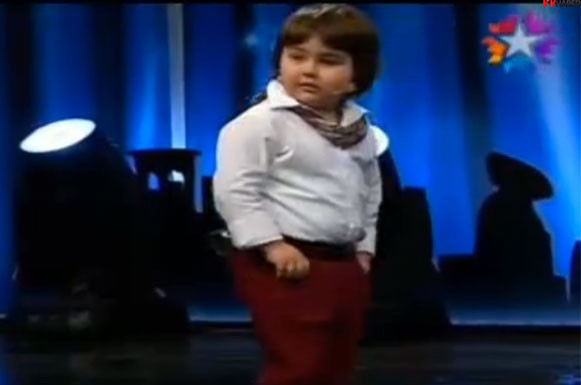 Hülya Avşar yarışmacının poposunu ısırdı - Resim: 1