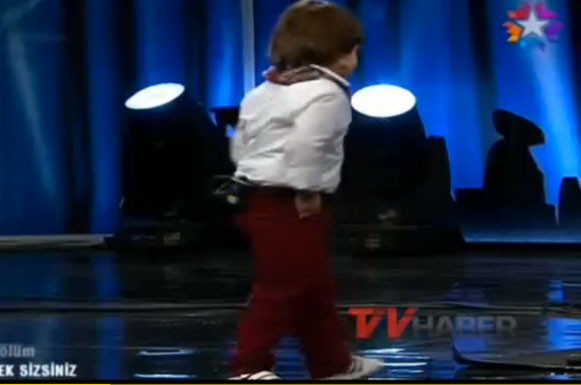 Hülya Avşar yarışmacının poposunu ısırdı - Resim: 2