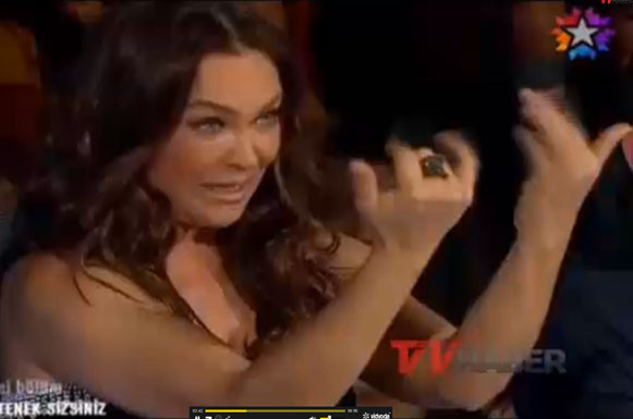 Hülya Avşar yarışmacının poposunu ısırdı - Resim: 3