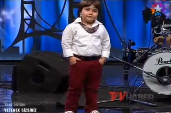 Hülya Avşar yarışmacının poposunu ısırdı - Resim: 4