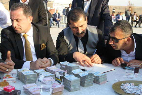 Aşiret düğününde dudak uçuklatan miktarda altın ve para takıldı - Resim: 0