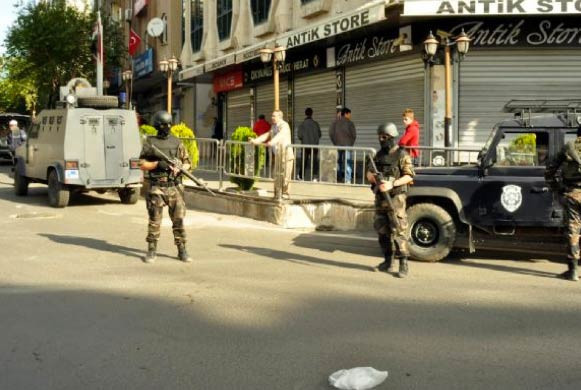 Diyarbakır'da gergin bekleyiş - Resim: 1