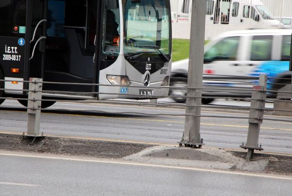Sarı çizgiyi geçti metrobüs çarptı - Resim: 3