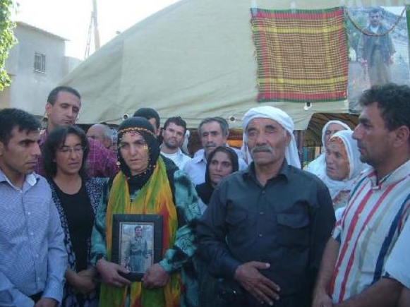 Terörist taziyesinde polisle çatıştılar! - Resim: 2