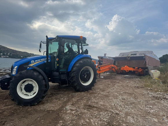 Bodrum'da kıyıya terkedilmiş sahipsiz tekneler vinçlerle kaldırıldı - Resim: 0