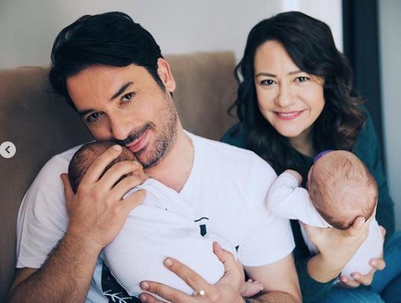 Ezgi Sertel ve eşi Ozan Çobanoğlu ilk defa ikizlerinin yüzlerini gösterdi! - Resim: 1