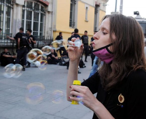 Polislere sabun köpüğü üfleyen eylemci! - Resim: 3