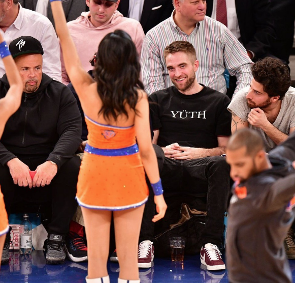 Maçı değil süper minili kızları izledi! Gözleriyle yedi bitirdi - Resim: 1