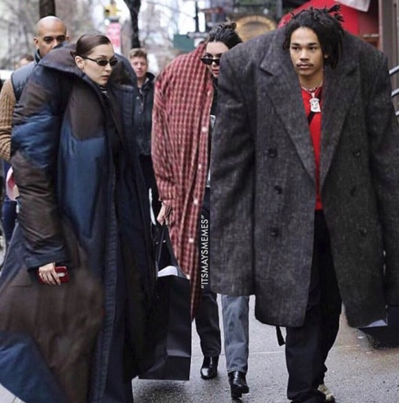 Paris Moda Haftası'nda bir garip dev palto trendi alay konusu oldu - Resim: 2