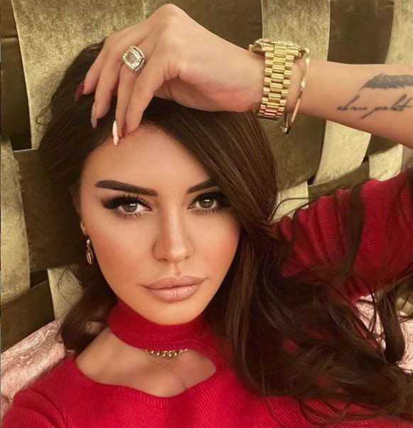 Ebru Polat'ın bornozlu paylaşımı tepki çekti! 'O kadar çıplak ki... Dekoltesi...' - Resim: 3