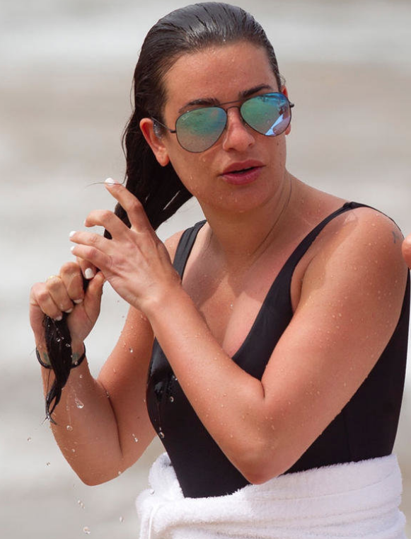 Gazetecileri görünce karnını içine çekip havlusuna sarıldı - Resim: 4