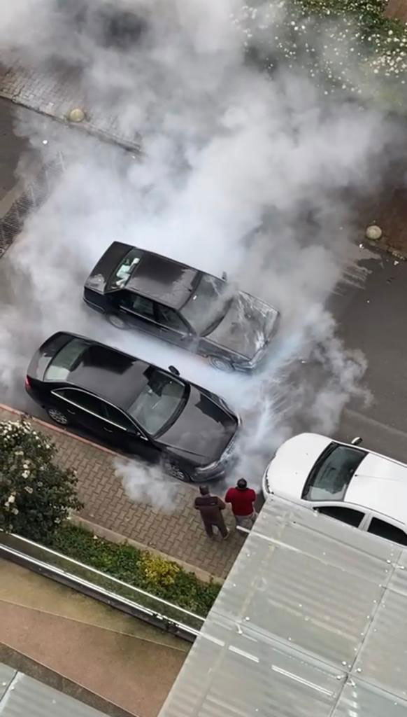 Kadıköy'de aracı yanan kişiyi ailesi teselli etti  - Resim: 0