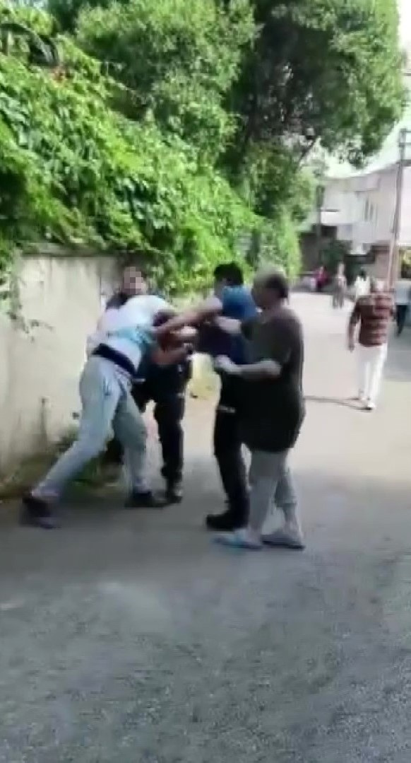 Pendik'te polisi kafasına taşla vurarak yaraladı - Resim: 0
