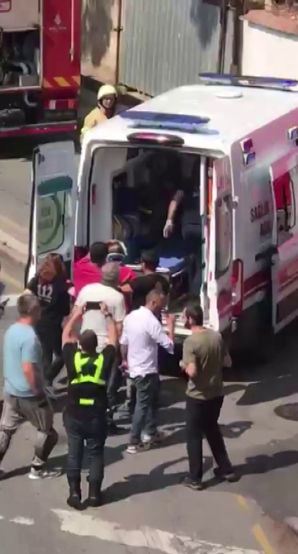 Üsküdar'da iş yerinin ikinci katında çökme! Kanlar içinde hastaneye kaldırıldı - Resim: 1