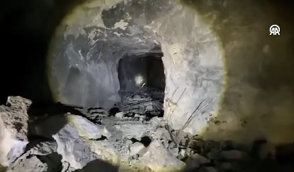 Irak'ın kuzeyinde teröristlerce kullanılan mağara kullanılamaz hale getirildi - Resim: 0