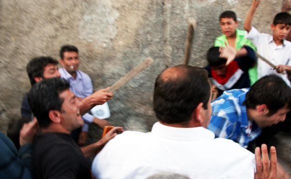 Uyuşturucu tacirlerini sopalarla bekliyorlar - Resim: 1