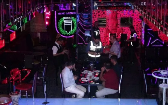 Bursa'da mekanlara ahlak baskını! çok sayıda kişi gözaltına alındı - Resim: 4