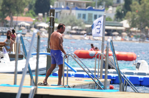 Ali Sunal'a güneş yağı terapisi! Aşkını elleriyle yağladı - Resim: 4